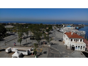 Sokağa Çıkma Kısıtlaması Nedeniyle Boş Kalan Kadıköy Meydanı Havadan Görüntülendi