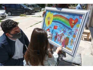 Minik Eller Zübeyde Ana’yı Resmetti