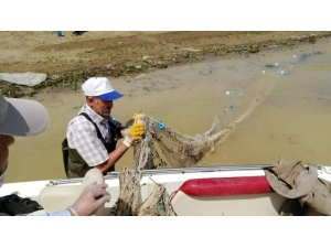 Elazığ’da Bin Metrelik Kaçak Balık Ağı Toplanarak İmha Edildi