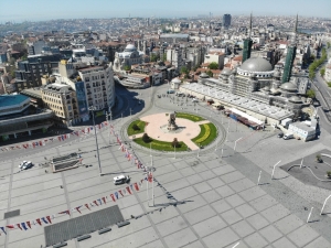 Sokağa Çıkma Kısıtlaması Sonrası Taksim Meydanı Sessizliğe Büründü