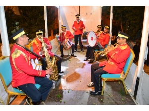 Bando Takımından Kamyon Üzerinde Moral Konseri