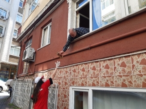 Fatih’te Vatandaşlara Maske Ve Dezenfektan Dağıtıldı