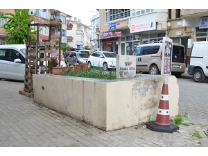 Apartmanların Arasında, Kaldırım Üzerinde Gizemli Şehit Mezarı