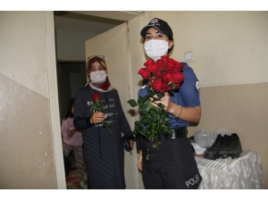 Kadın Polislerden, Anneler Günü Kutlaması