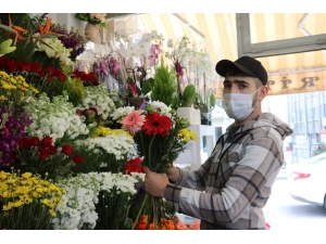 Sokağa Çıkamayanlar, Anneler Günü Çiçeklerini Telefonla Sipariş Verdi