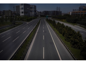 Kısıtlama Günlerinde İstanbul’un Boş Meydanlarını Fotoğraflıyor