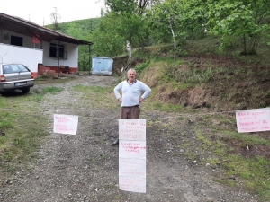 Kendisini Ve Eşini Karantinaya Aldı