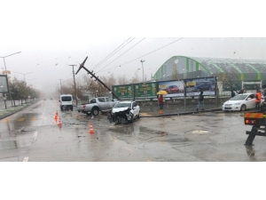 Kar Yağışı Kazaları Beraberinde Getirdi, Kaygan Yolda İki Araç Birbirine Girdi: 2 Yaralı