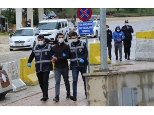 Depremzedelerin Hasarlı Evinden Hırsızlık Yapan 2 Şüpheli De Tutuklandı