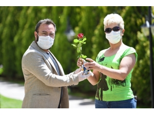 Esenyurt Belediyesi Barınak Gönüllüsü Anneleri Unutmadı