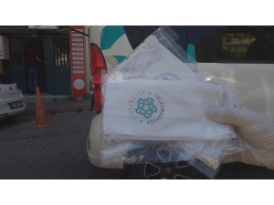 Kapı Kapı Maske Dağıtıyorlar