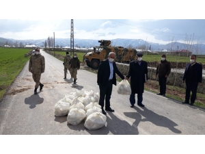 Çaldıran Belediyesi’nden Karantinadaki Mahalleye Dezenfektan Malzemesi Desteği