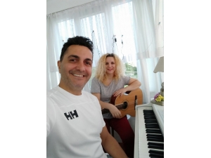 Müzik Öğretmeni 2 Kardeşin Anneler Günü Şarkısı Duygulandırdı