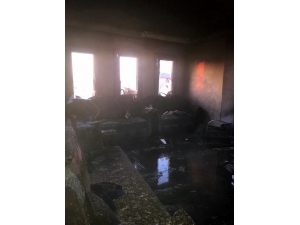 Yangında Evde Mahsur Kalan 8 Yabancı Uyruklu Kişiyi İtfaiye Kurtardı