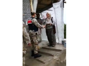 Anneler Günü Çiçeğini Jandarma Ulaştırdı