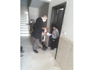 Çocukları Kapıda Ziyaret Ederek Kitap Hediye Ediyor