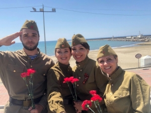 Antalya’da Ruslar Zafer Bayramı’nı Balkonlarda Kutladı