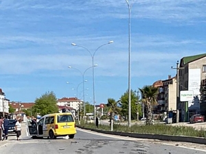 Boş Yolda Kontrolden Çıkan Ptt Aracı Aydınlatma Direğini Devirerek Karşı Şeride Geçti