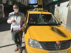 Akhisarlı Taksici Sağlık Çalışanlarını Ücretsiz Taşıyor