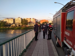 Köprüden Yeşilırmak’a Atlayan Genç Kayboldu