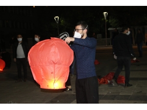 Anneler İçin Dilek Fenerleri İle Gökyüzünü Süslediler