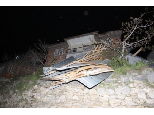 Hakkari’de Şiddetli Fırtına Çatıları Uçurdu