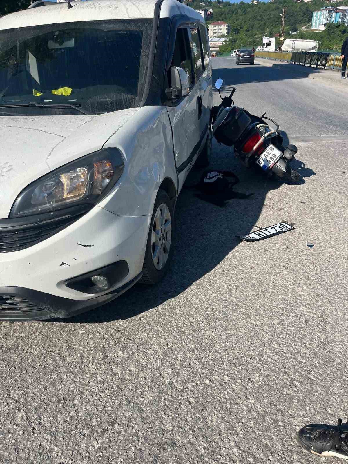 alapli-da-zincirleme-kaza-motosikletteki-2-kisi-yaralandi