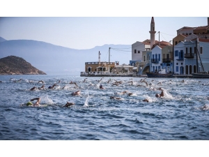 Meis Kaş Yüzme Yarışı’na Korona Engeli