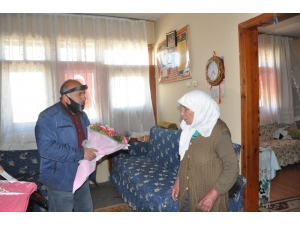 Karslı Vatandaştan Şehit Annelerine Duygulu Kutlama