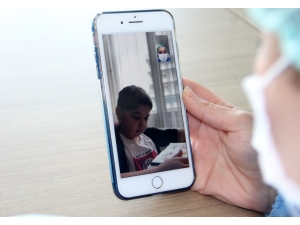 Virüse Çok Kızan Umay’dan Duygulandıran Video: “Korona Virüs Yüzünden Annemi Göremiyorum”