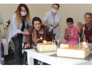 Evlat Özlemini Türküyle Dile Getirdi