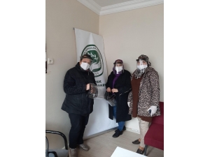 Anneler Günü’nde Annelere Maske Dağıttılar