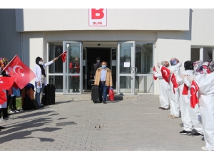 Somali Ve Cibuti’den Gelen 123 Türk Vatandaşı Memleketlerine Uğurlandı