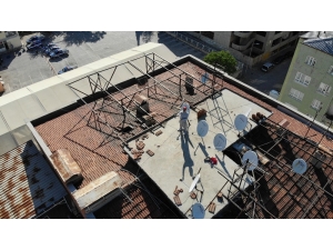 Kısıtlamada Çatıdan Uçurtma Uçurarak Çocukluğuna Geri Döndü