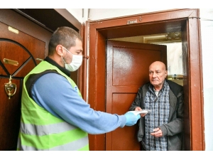 Büyükşehirden Muhtarlara, Büfeci Esnafına Ve 65 Yaş Üstü Vatandaşlara Maske Desteği