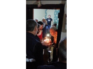 Bağlar Belediyesinden Sokağa Çıkamayan Amca Ve Yeğene Doğum Günü Sürprizi