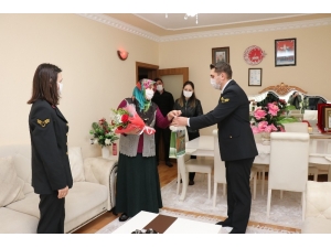 Jandarma Şehit Annelerini Unutmadı