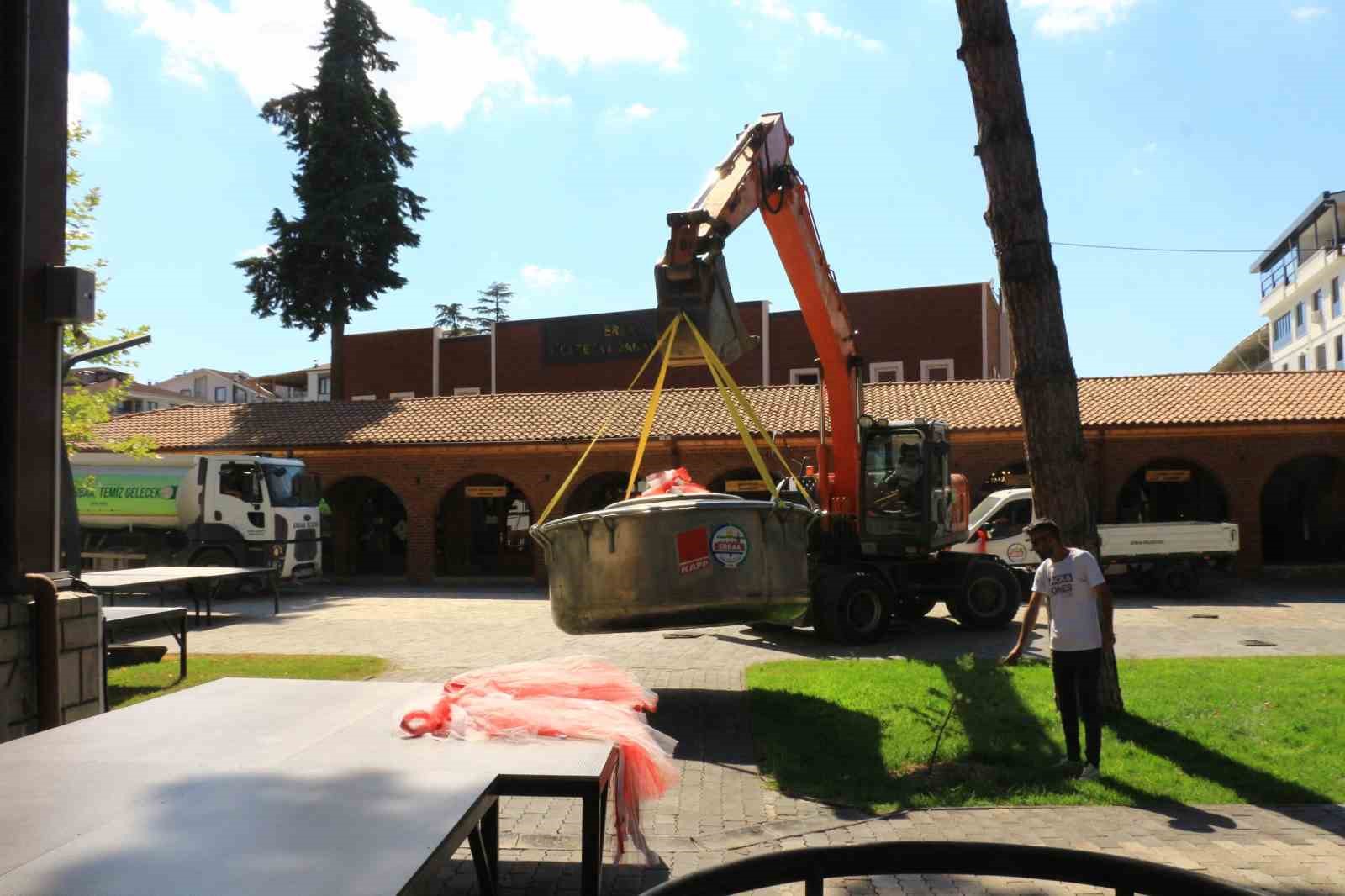 yaprak-festivali-nde-100-bin-60-dolmanin-pisecegi-dev-kazani-is-makinesiyle-tasindi