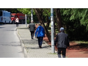 65 Yaş Üstü Vatandaşlar Güzel Havanın Tadını Çıkarttı