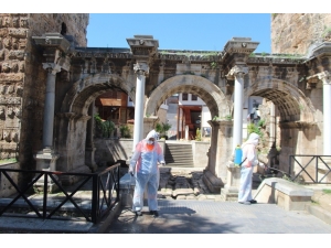 Muratpaşa Belediyesi Yaşlılar İçin Parkları Dezenfekte Etti