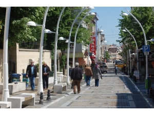 65 Yaş Üstünün Sokağa Çıkma Sevinci