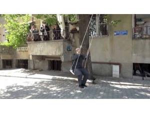 Yaşlı Kardeşler Salıncakta Çocuklar Gibi Eğlendi