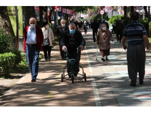 Kocaeli’de Günler Sonra Sokağa Çıkan 65 Yaş Üstü Vatandaşlar Güneşin Tadını Çıkartıyor