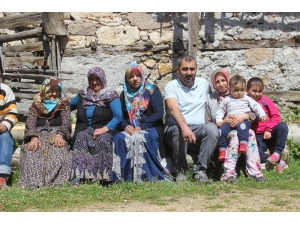 Tam 108 Yaşında...sokağa Çıktı, İçişleri Bakanı’nın Hediyesiyle Büyük Mutluluk Yaşadı