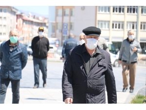 Haftalar Sonra Sokağa Çıktı: "Kafesten Çıkmış Kuş Gibiyim"