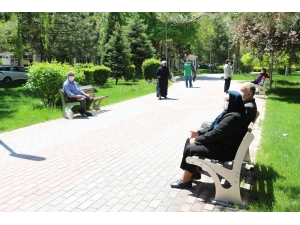 Konya’da 65 Yaş Üzeri Vatandaşlar Soluğu Parklarda Aldı