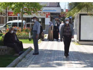 Herkes Evlerinde Onlar Sokakta