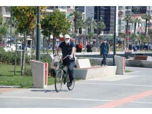 65 Yaş Ve Üstü Vatandaşlar Soluğu Sahilde Aldı