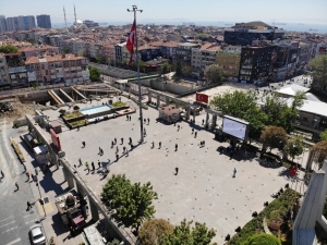 Bakırköy’de Dışarı Çıkan 65 Yaş Üstü Vatandaşlar Drone İle Havadan Görüntülendi