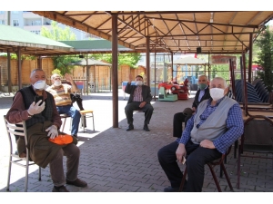 İki Ay Sonra Sokağa Çıkan Vatandaşlar: "Allah Devletimize Zeval Vermesin"